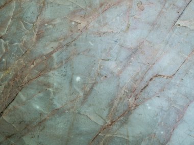 Tablo mermer zemin dokusuna.