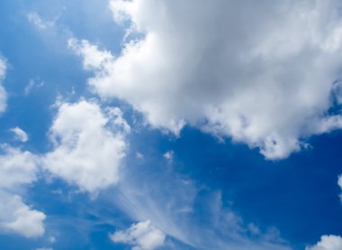 Mavi gökyüzünde beyaz bulutlar.