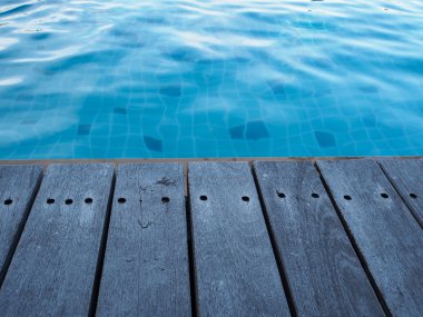 Yüzme Havuzu yanında ahşap Platform.