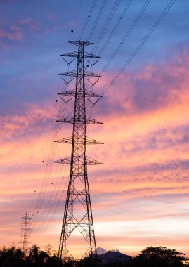 Elektrik sütun üzerine akşam turuncu gökyüzü.