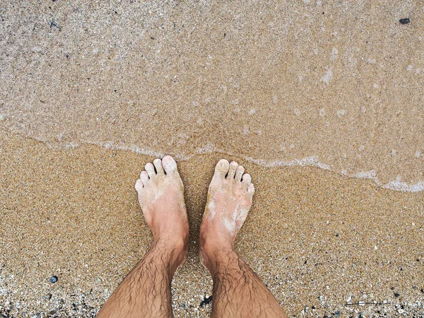 这两个脚在沙滩上. — 图库照片