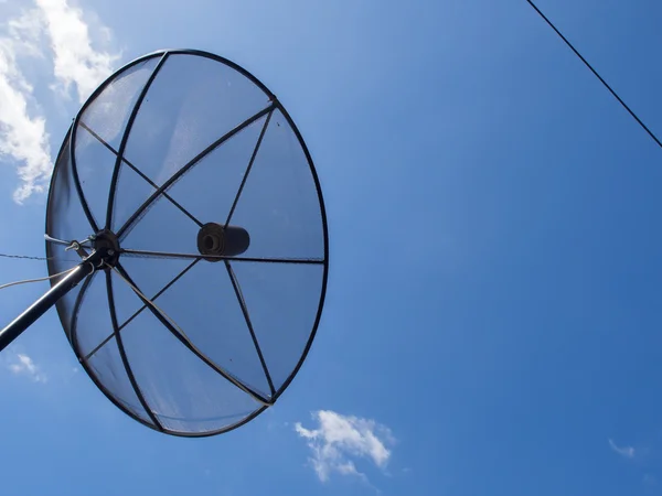 Datos de transmisión de antena parabólica sobre fondo azul brillante del cielo . — Foto de Stock