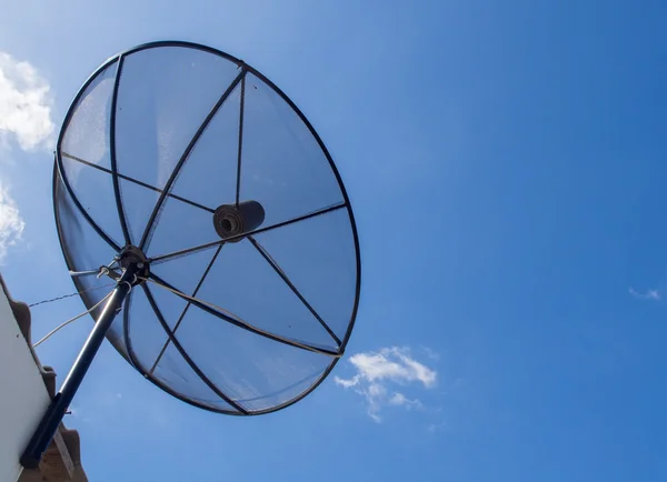 Datos de transmisión de antena parabólica sobre fondo azul brillante del cielo . — Foto de Stock