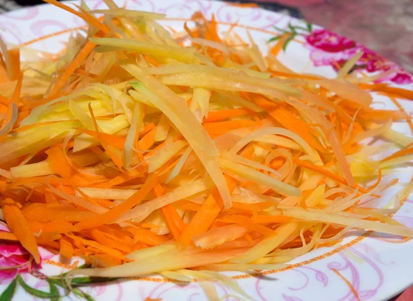 Линию папайи разрезали, чтобы приготовить салат из папайи. . — стоковое фото