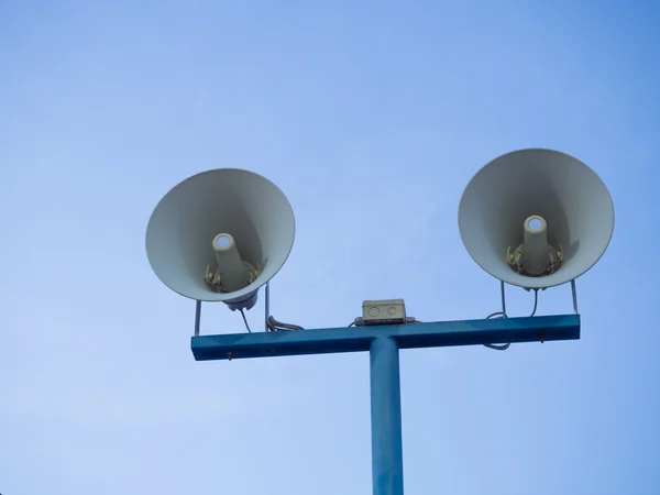 Altavoces contra sobre fondo azul del cielo . — Foto de Stock