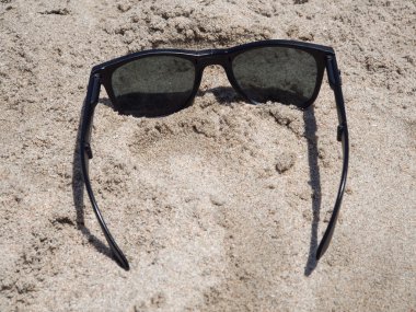 Siyah güneş gözlüğü üzerinde dinlenme plaj.