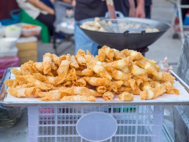 Tepsiye Kızarmış köfte yığını. Içinde bir küçük yumurta oldu.