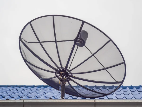 Negro antena parabólica en el techo azul . — Foto de Stock