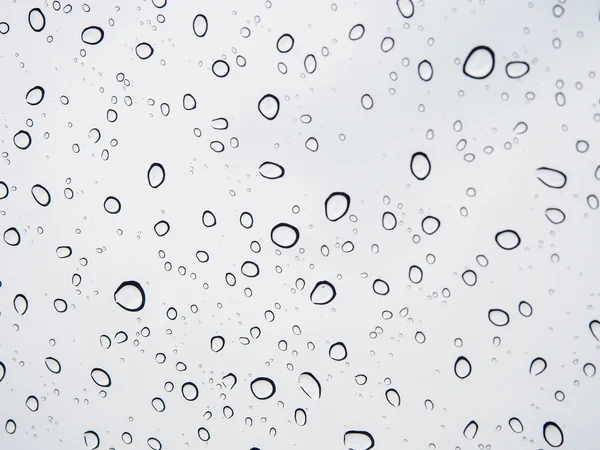 许多人困在挡风玻璃背景的雨滴. — 图库照片