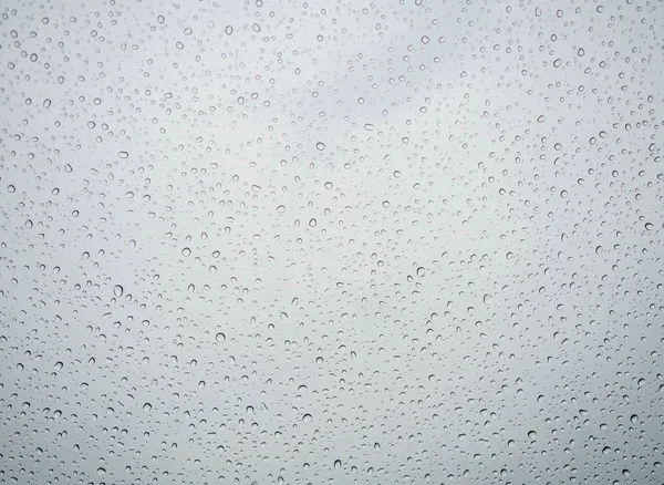 许多人困在挡风玻璃背景的雨滴. — 图库照片