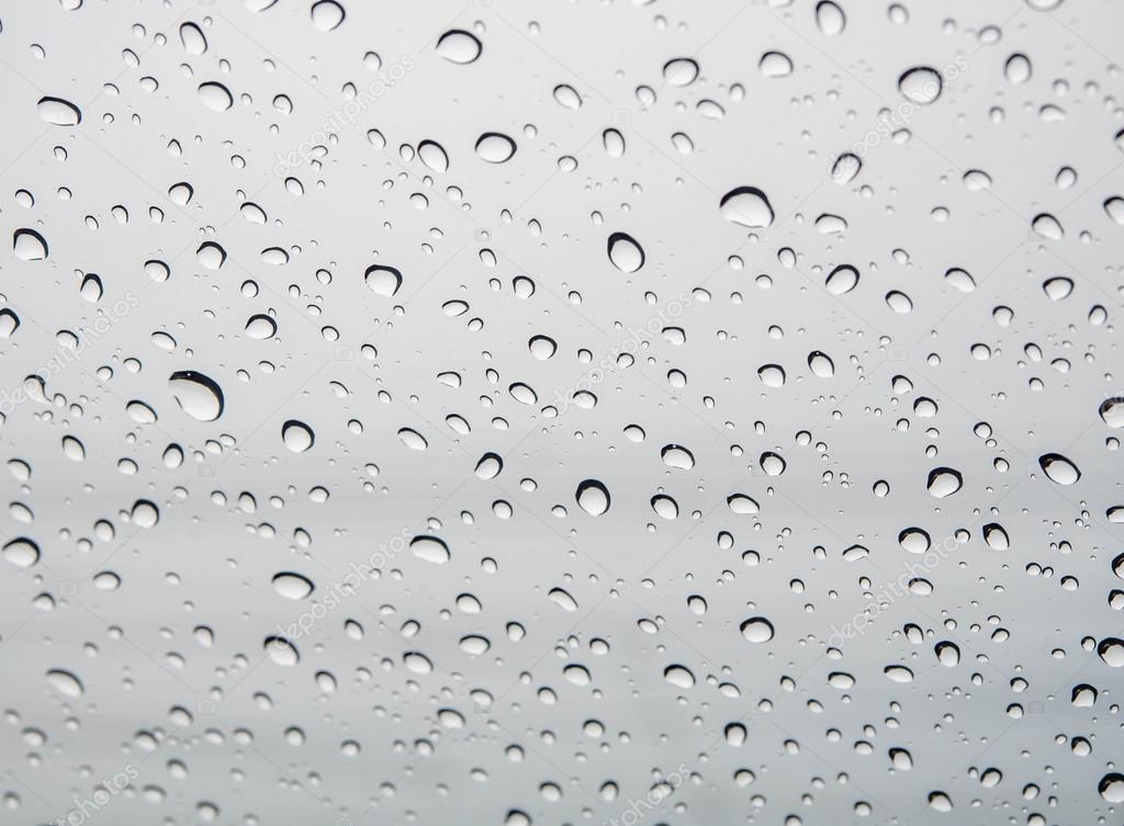 フロント ガラス背景に引っかかっている雨滴の多く ストック写真 C Monrudee 1062