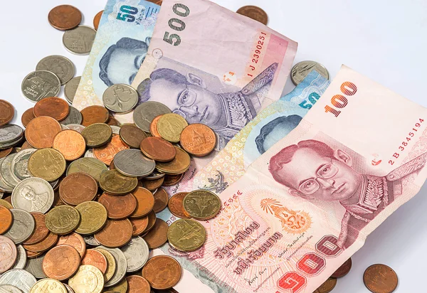 Montón de monedas y billetes de dinero, moneda baht de Tailandia sobre fondo blanco . — Foto de Stock