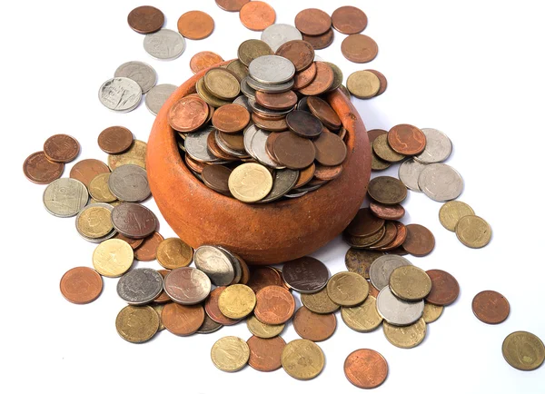 Stapel van munten Baht-valuta is uitgestort het aardewerk cup op witte achtergrond. — Stockfoto