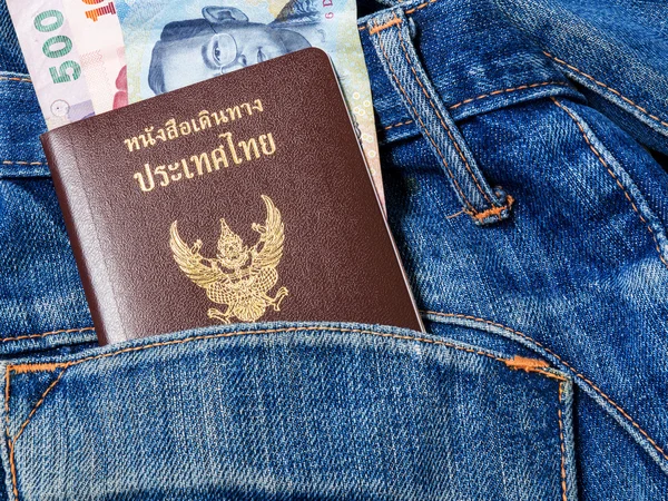 Pasaporte de Tailandia en el bolsillo trasero de vaqueros viejos . — Foto de Stock
