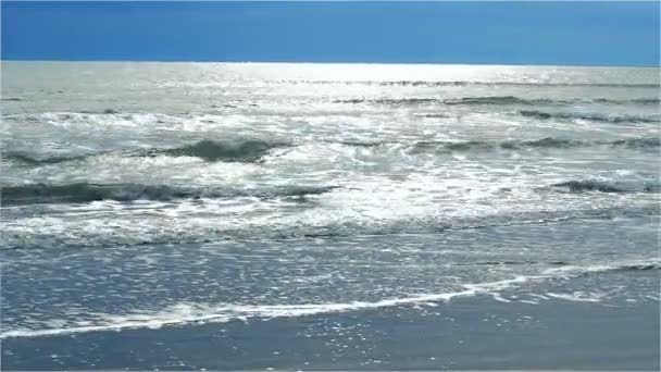 Zee kust in de winter wanneer de zon nauwelijks de dikke grijze wolken dringt — Stockvideo