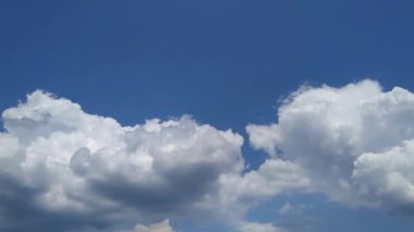 Güneşli bir günde mavi gökyüzünün arka planında beyaz bulutların zamanı