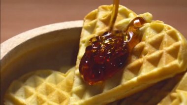 Bir kasede waffle damlayan bal