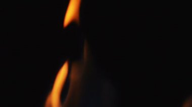 Siyah arka plan üzerine sıcak ateş alev yakın çekim