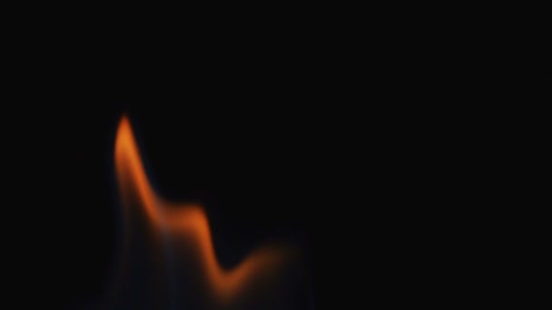 Feu de flamme minuscule lent sur fond noir 