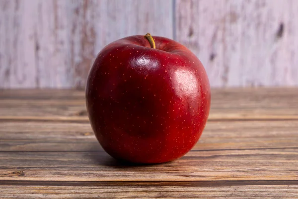 Kırsal ahşap masada kırmızı elma, yakın plan.