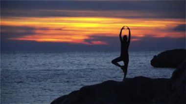 Genç kız sahilde rahatlatır