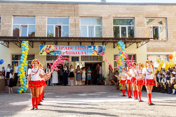 Oděsa, Ukrajina - 1 září 2015: Školní linka je ve dvorcích. Znalostí den na Ukrajině, školní taneční skupina — Stock fotografie