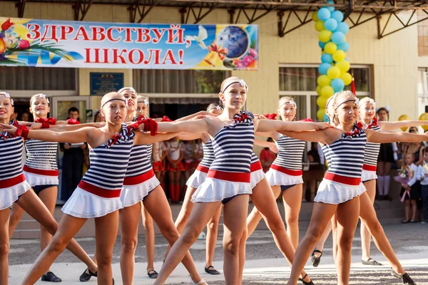 오데사, 우크라이나-2015 년 9 월 1 일: 학교에 학교 선이입니다. 우크라이나, 학교 댄스 그룹 지식 하루 — 스톡 사진