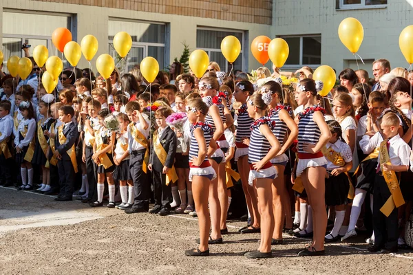 Odessa, Ukraine - 1er septembre 2015 : La ligne scolaire est dans la cour d'école. La Journée du savoir en Ukraine, Groupe de danse scolaire — Photo