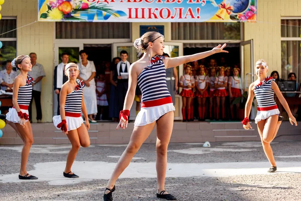 Oděsa, Ukrajina - 1 září 2015: Školní linka je ve dvorcích. Znalostí den na Ukrajině, školní taneční skupina — Stock fotografie