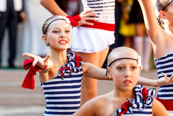 Odessa, Ukrayna - 1 Eylül 2015: Okul bahçesinde çizgidir. Ukrayna, okul dans grubu bilgi günü