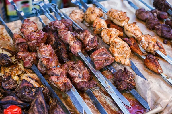 Барбекю жареное мясо кебаб горячий гриль, хорошая закуска на открытом воздухе пикник — стоковое фото