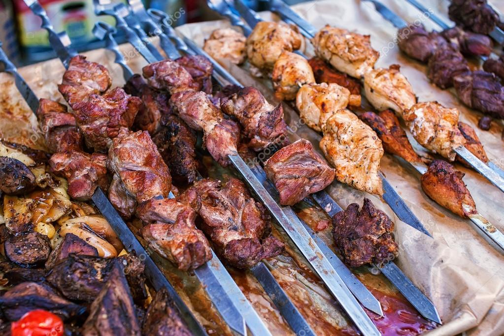 Doğada şiş kebap - piknik için mükemmel yemek Doğada şiş kebap - piknik için mükemmel yemek