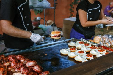 Şef, açık havada Barbekü Burger hazırlama