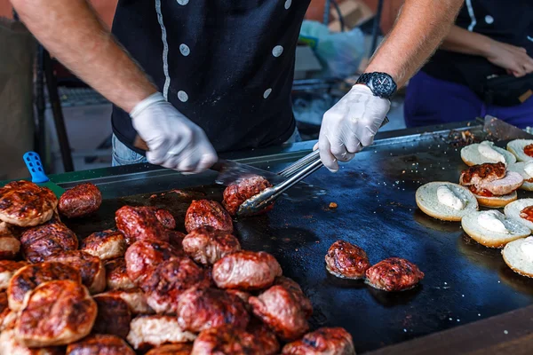 Şef, açık havada Barbekü Burger hazırlama