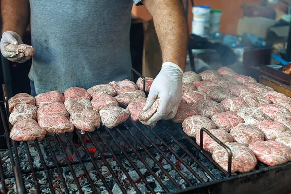 Koch macht Burger auf Street-Food-Festival — Stockfoto