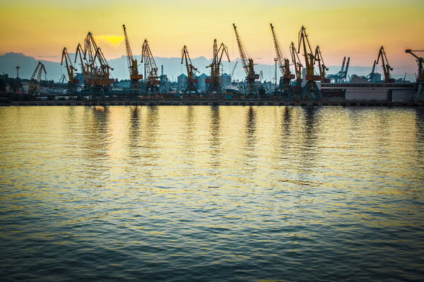 Грузовой кран на закате
