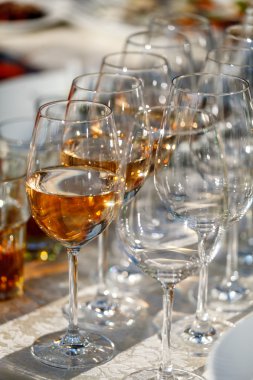 Açık büfe masada makara içinde şarap