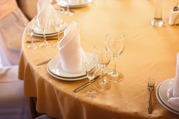 Feestzaal tafel in het restaurant, voorbereiding voordat feestzaal — Stockfoto