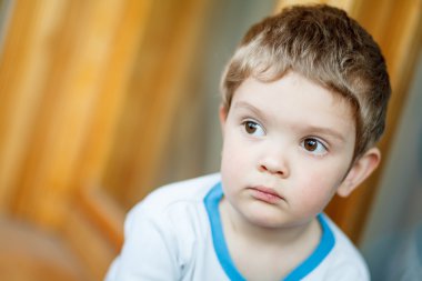 Üzgün küçük çocuk.