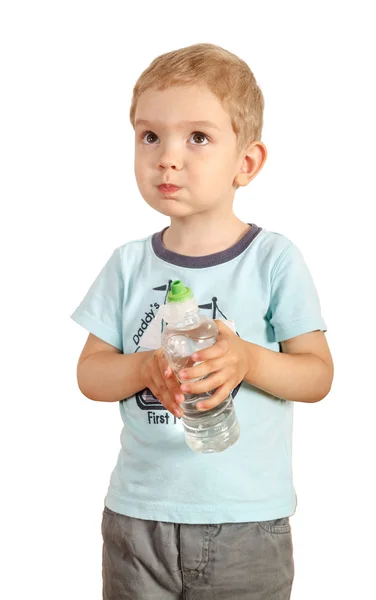 Niño bebe agua de una botella sobre un fondo blanco — Foto de Stock