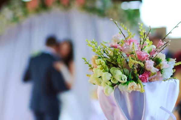 O noivo e a noiva na cerimônia de casamento — Fotografia de Stock