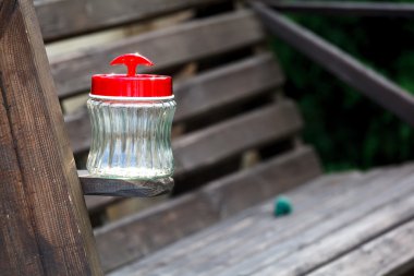 Bir ahşap tahta üzerinde boş kavanoz whith plastik kapak