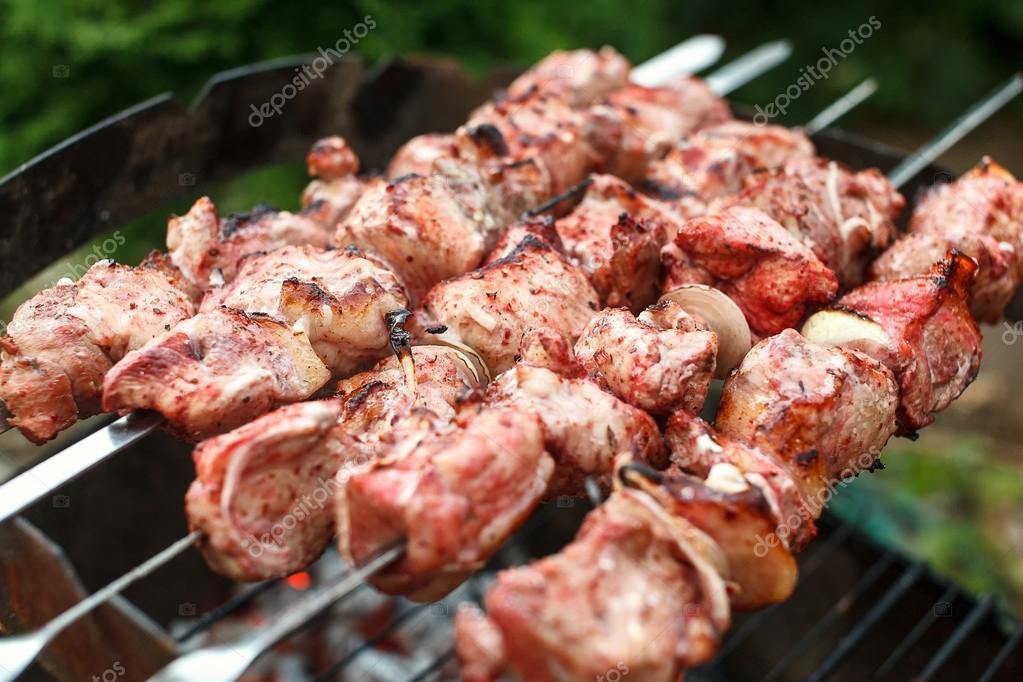 Doğada şiş kebap - piknik için mükemmel yemek Doğada şiş kebap - piknik için mükemmel yemek
