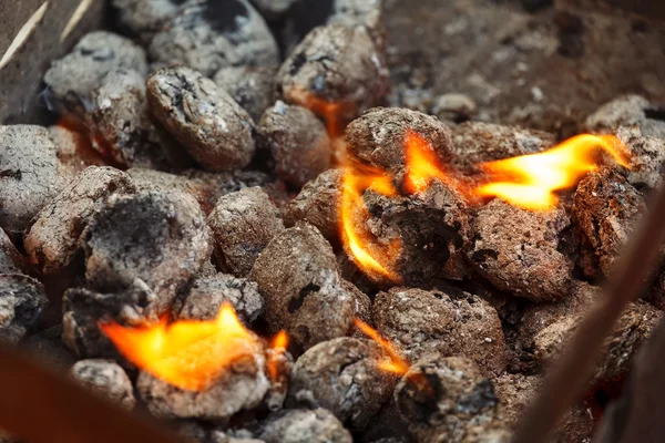 Holzkohlebriketts bereit für den Grill. — Stockfoto
