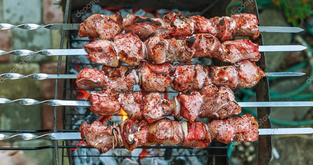 Doğada şiş kebap - piknik için mükemmel yemek Doğada şiş kebap - piknik için mükemmel yemek
