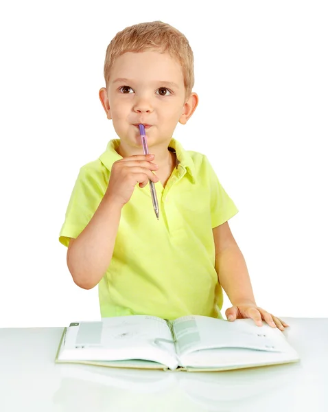 Junge denkt mit Stift im Mund — Stockfoto