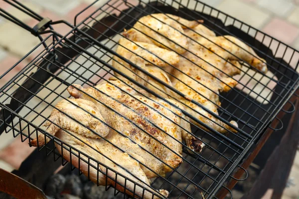 Hühnchen auf dem Grill — Stockfoto