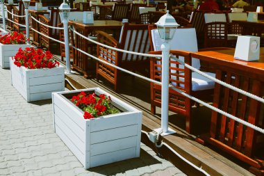 Street Cafe'de çiçekli beyaz kutu