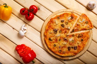 Deniz ürünleri pizza. Karides, midye ve zeytin ile