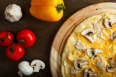 Tahta masada servis edilen lezzetli İtalyan pizzaları.